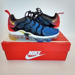 NIKE AIR VAPORMAX PLUS - MENS 7 - WOMENS 8.5